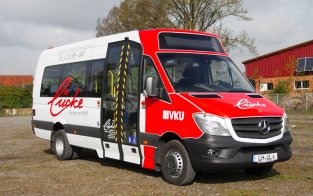 Mercedes Benz Sprinter 413 CDI <p>13 Sitzplätze, 12 Stehplätze im Linienverkehr, 1 Kinderwagen-/Rollstuhlplatz, Rollstuhlrampe, Klimaanlage</p>