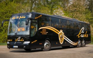 Mercedes Benz Tourismo <p>63 Sitzplätze, DVD / CD / USB, WC, Klima, Kühlschrank, Küche, Gurte an allen Sitzen, Spurassistent, neueste Abgasnorm EURO 6, Kameraunterstützung für Fahrer</p>