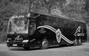 Mercedes Benz Tourismo <p>63 Sitzplätze, DVD / CD / USB, WC, Klima, Kühlschrank, Küche, Gurte an allen Sitzen, Spurassistent, neueste Abgasnorm EURO 6, Kameraunterstützung für Fahrer</p>