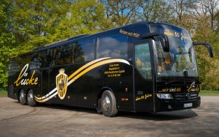Mercedes Benz Tourismo <p>63 Sitzplätze, DVD / CD / USB, WC, Klima, Kühlschrank, Küche, Gurte an allen Sitzen, Spurassistent, neueste Abgasnorm EURO 6, Kameraunterstützung für Fahrer</p><br />
<p> </p>