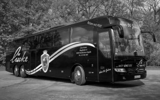 Mercedes Benz Tourismo <p>63 Sitzplätze, DVD / CD / USB, WC, Klima, Kühlschrank, Küche, Gurte an allen Sitzen, Spurassistent, neueste Abgasnorm EURO 6, Kameraunterstützung für Fahrer</p><br />
<p> </p>